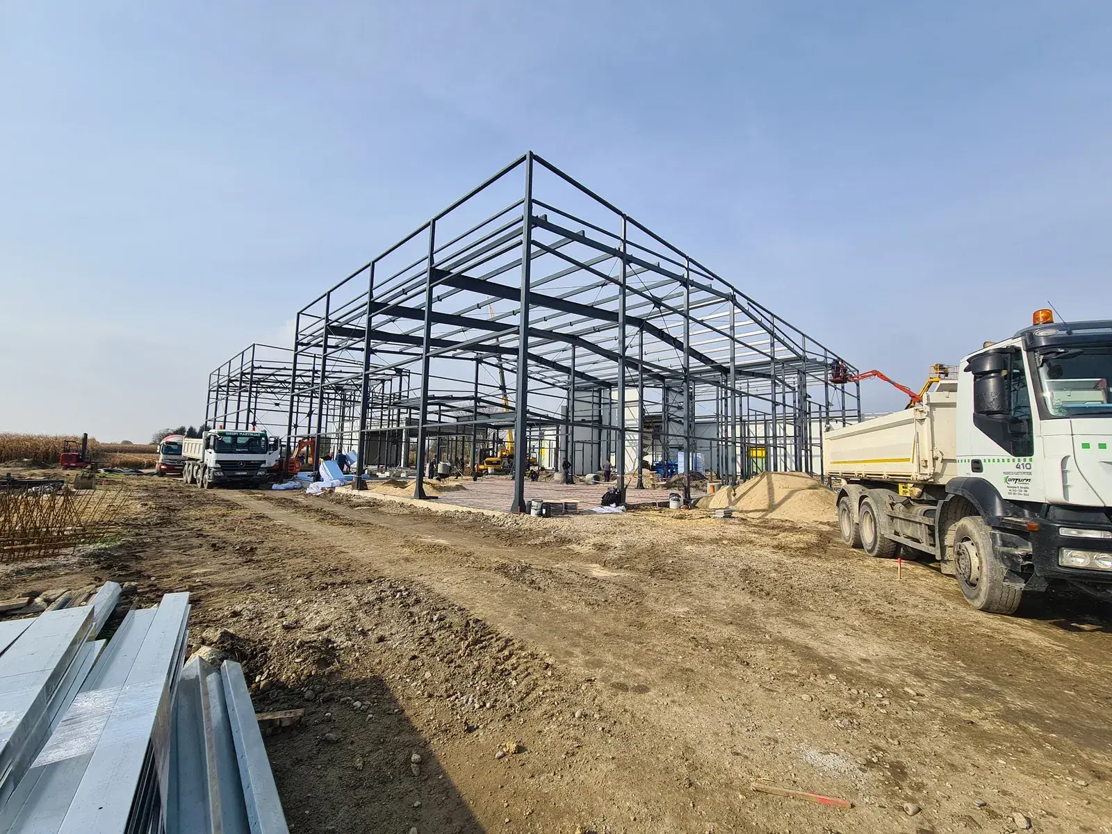 Čelična konstrukcija proizvodne hale EKOS 6000 m² u izgradnji - cjeloviti čelični skelet i Kontura kamion na gradilištu