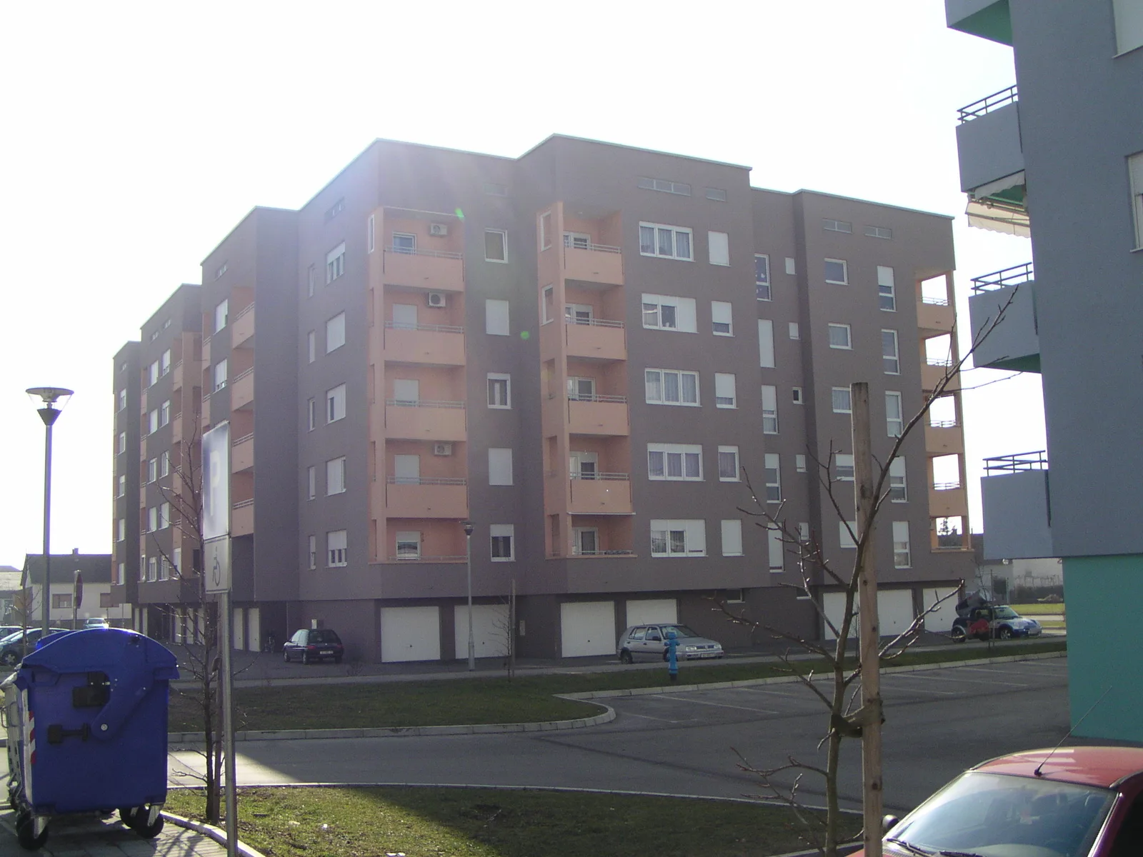 Višestambena zgrada POS - pročelje s balkonima i stanovima