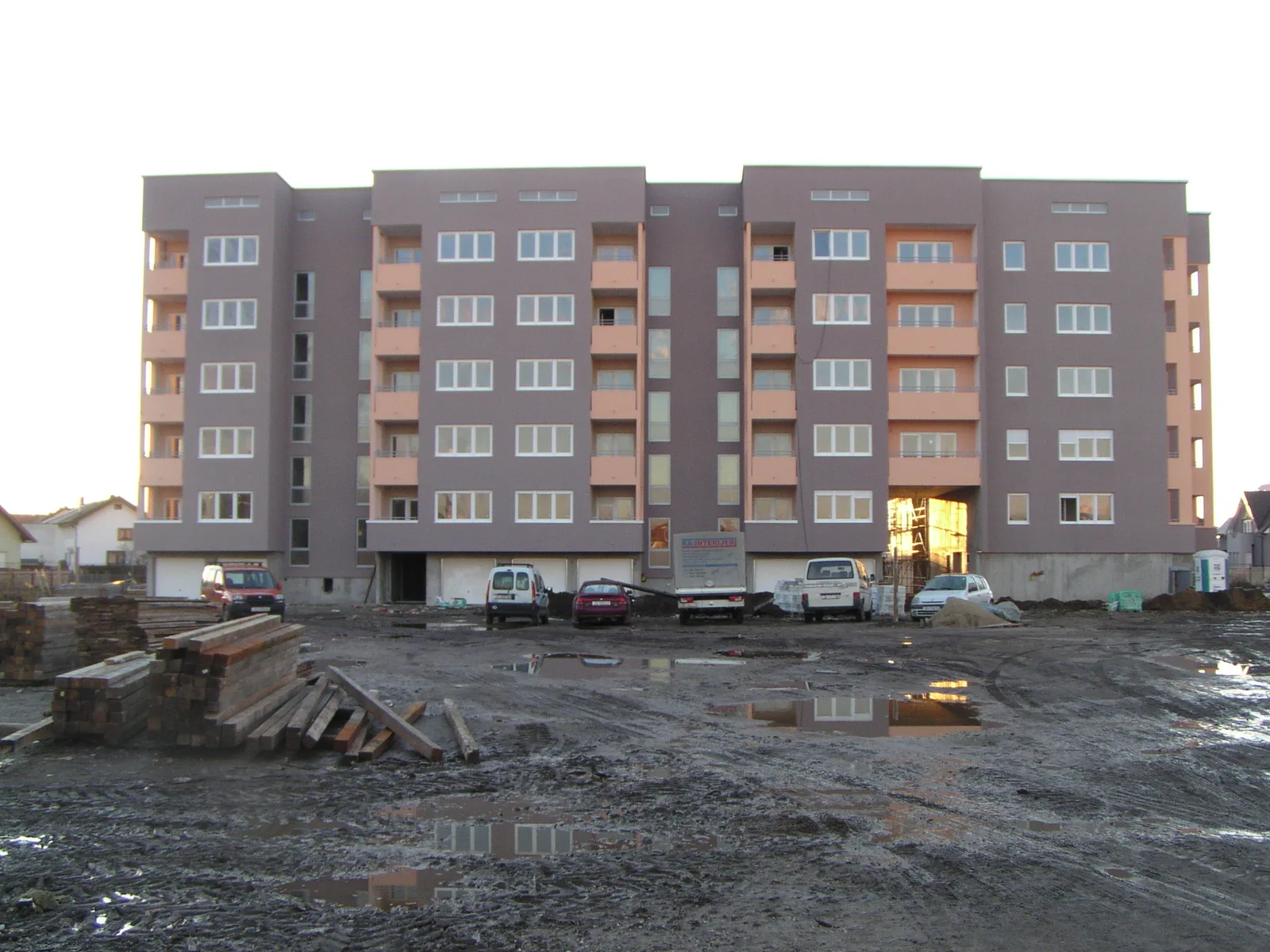 Velika višestambena zgrada (POS) koju je izvela Kontura - višekatnica s desecima stanova, pogled na glavno pročelje