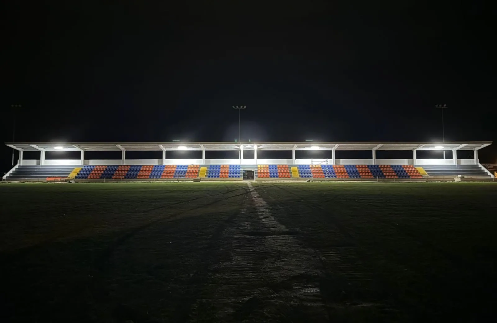 Tribine NK Varteks noću pod reflektorskom rasvjetom - cijela dužina natkrivenog gledališta