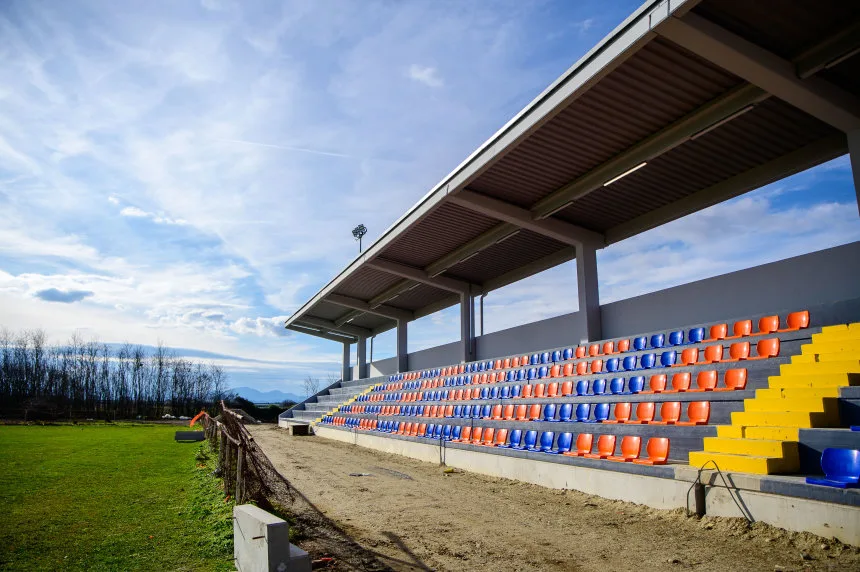 Natkrivene tribine stadiona NK Varteks u Hrašćici - čelična krovna konstrukcija i montirana sjedala u klupskim bojama